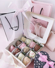 Load image into Gallery viewer, Pink chocolate strawberries  in a luxury box –  delivery Madrid.| The Prestige Roses Spain