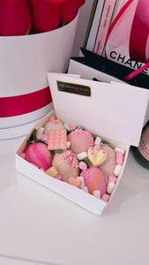 Fuchsia and pink  milk chocolate strawberries in a luxury box – The Prestige Roses Spain.